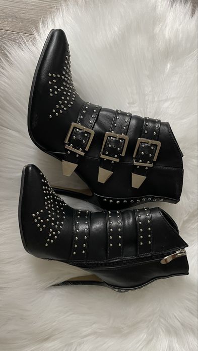 Черевики ботільйони на шпильці