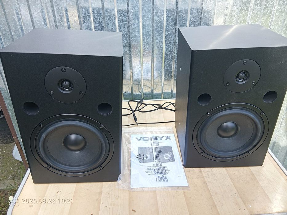 Mocny 2-drożny zestaw nagłośnieniowy Master-Slave, złożony z kolumn: a