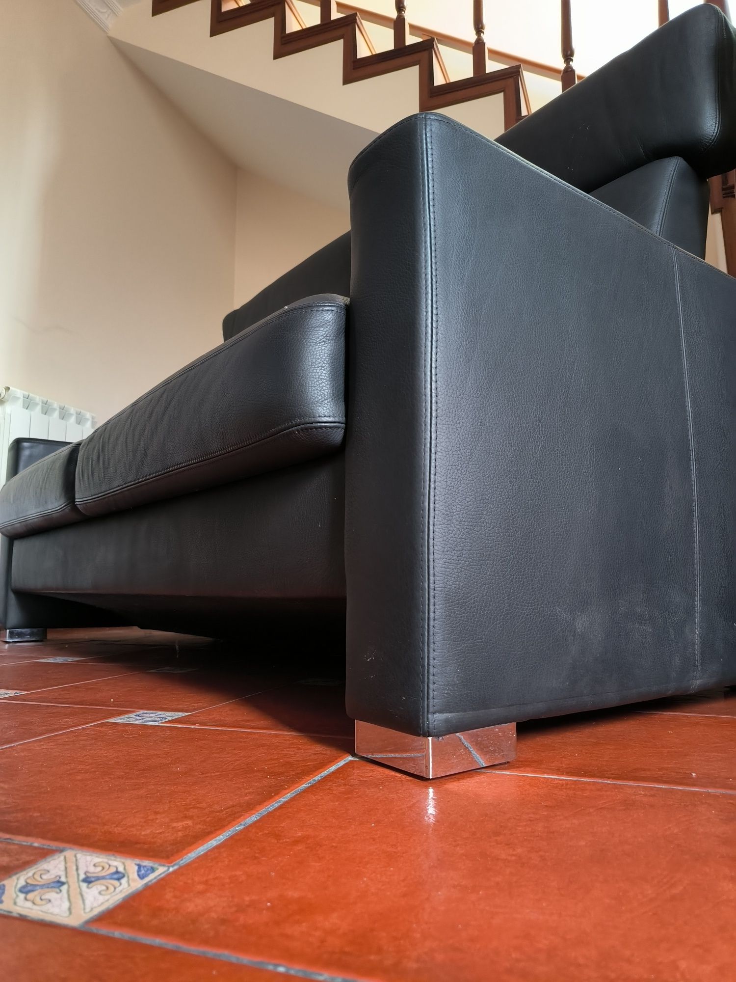Sofá preto em pele Brühl