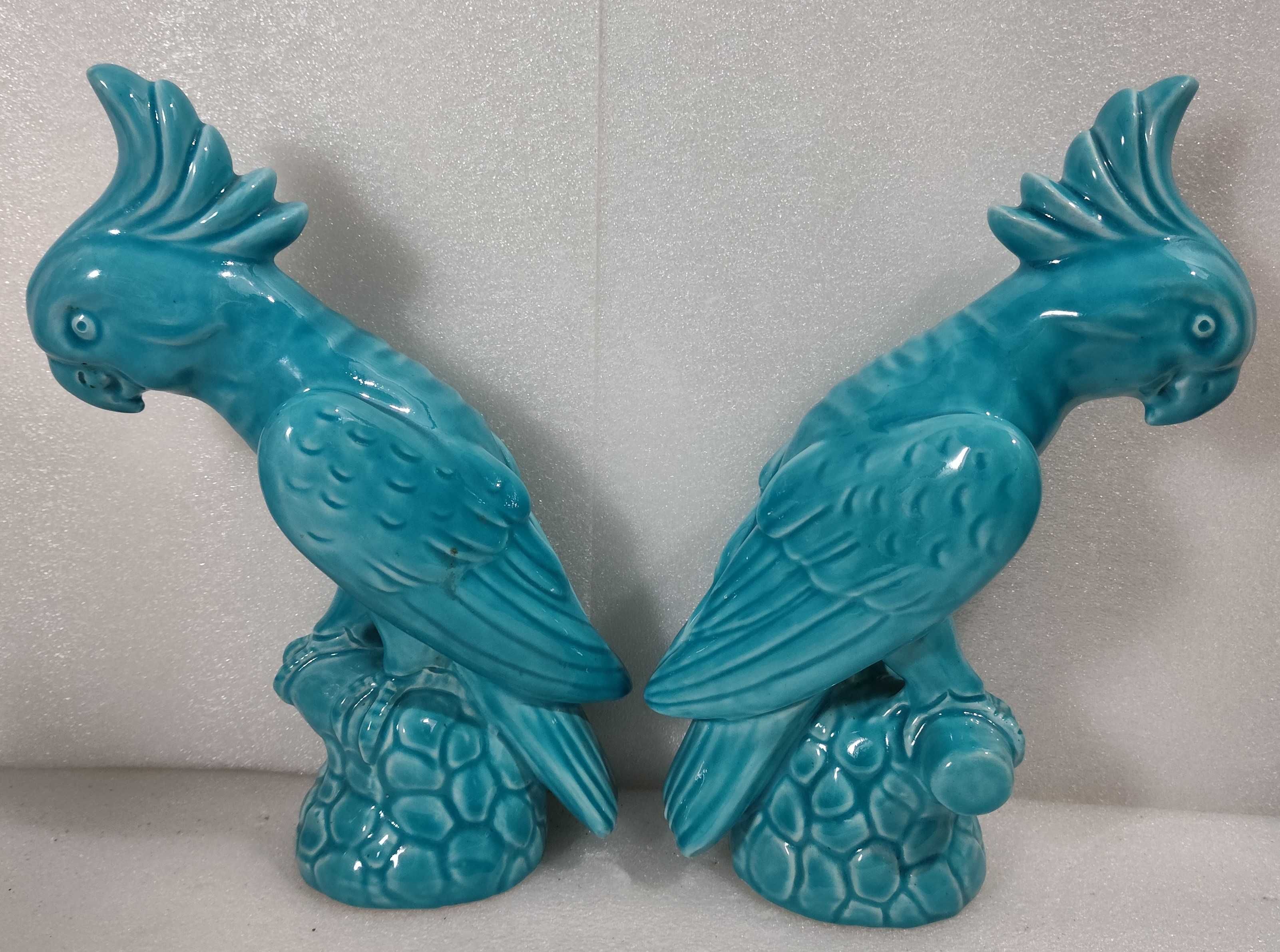 Par de catatuas em cerâmica pintada