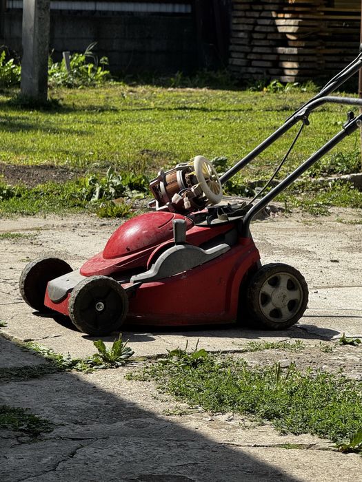Продам на запчастини газонокосарку