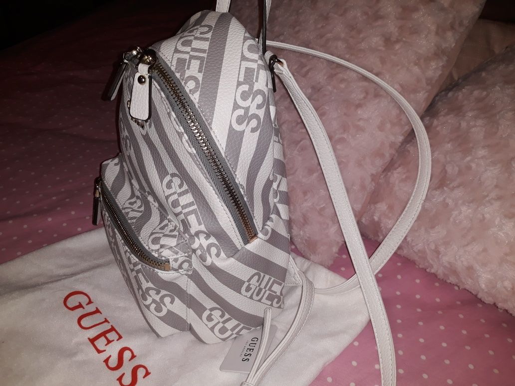 Mochila Guess (branca e cinza)