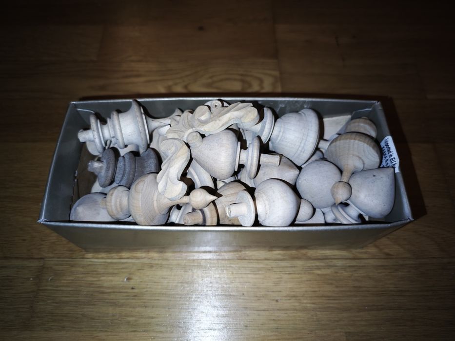 Drewniane elementy ozdobne meble zegary