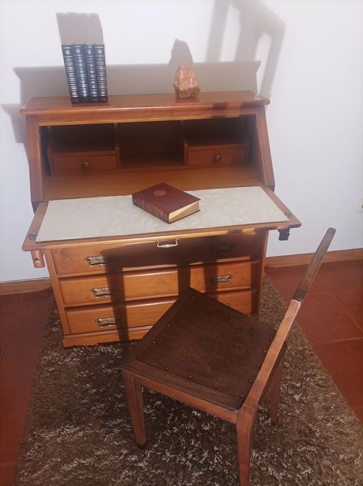 Escrivaninha restaurada estilo Luís Filipe. Ferragens em bronze .