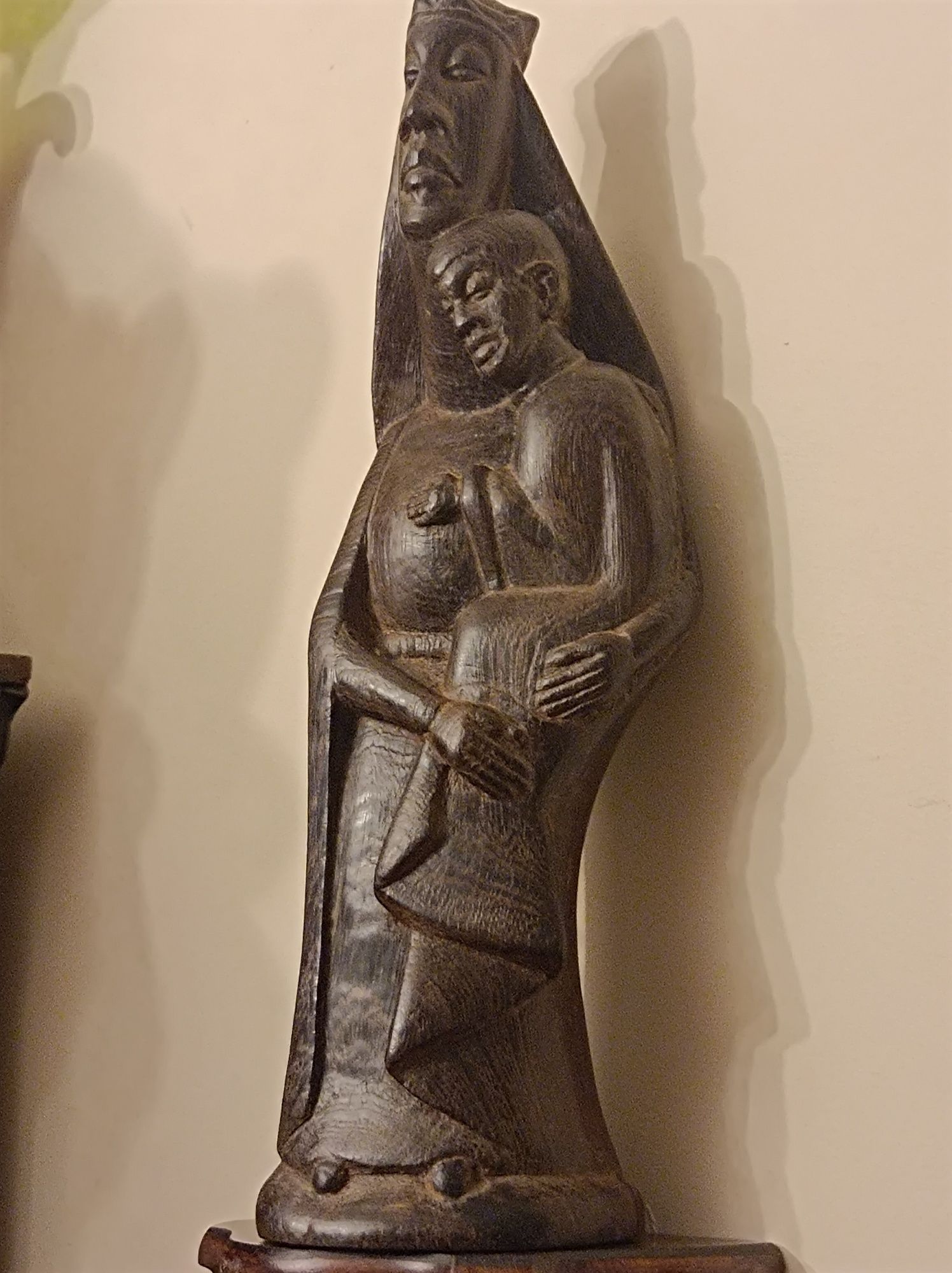 Rzeźba w drewnie .Matka Boska w koronie .Posągowa sztuka religijna.