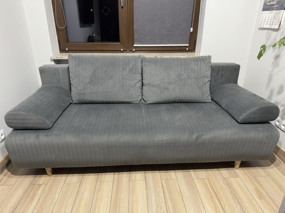 Wersalka z funkcja spania i komorą na pościel