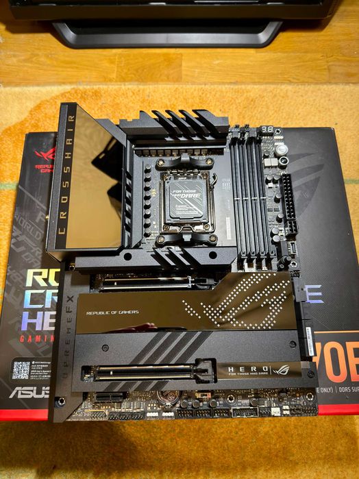 Материнська плата ASUS ROG Crosshair X670E Hero