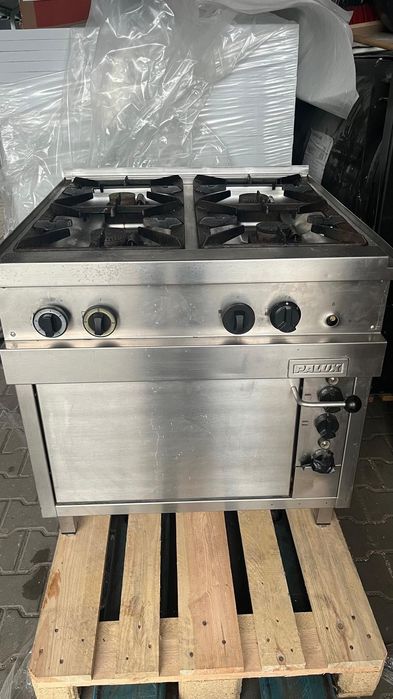 Piec gazowy gastronomiczny z piekarnikiem.