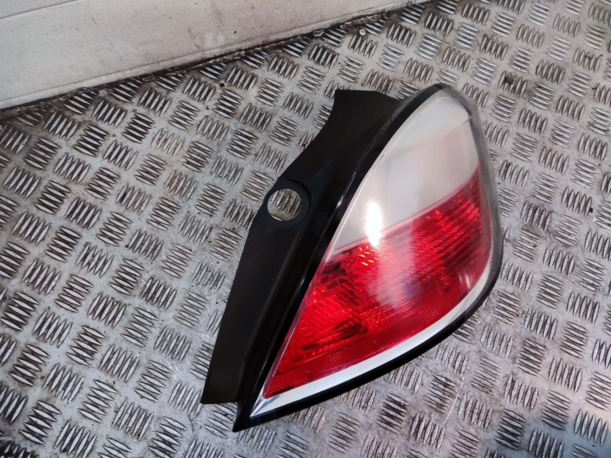 Opel Astra III H hatchback 5d lampa prawa prawy tył tylna