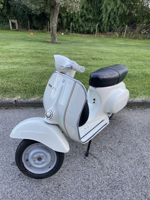 Vespa 50S, branca, totalmente restaurada