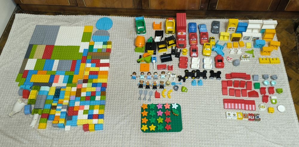 Lego Duplo деталі з різних наборів.