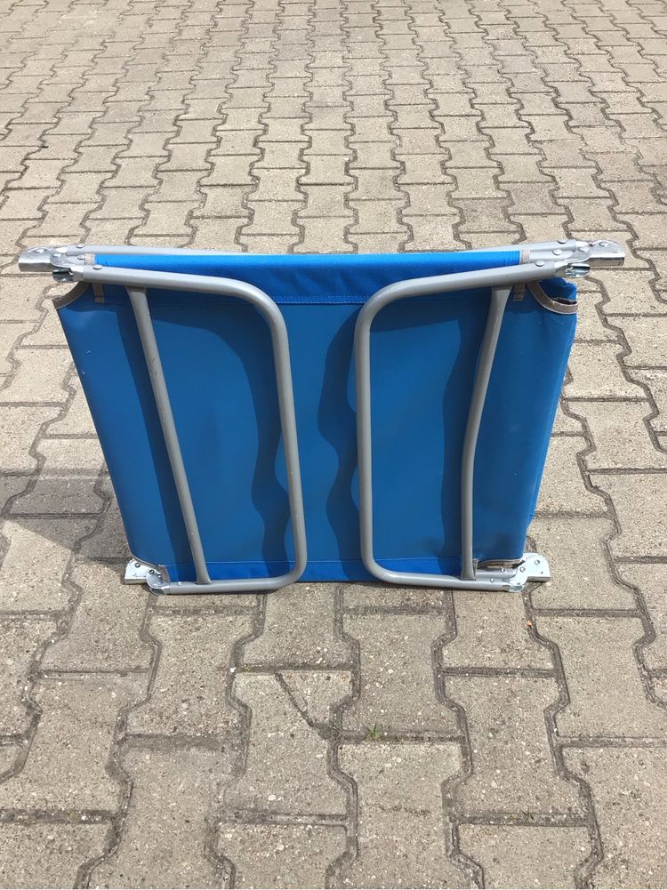 Leżak skladany na metalowym stelażu.