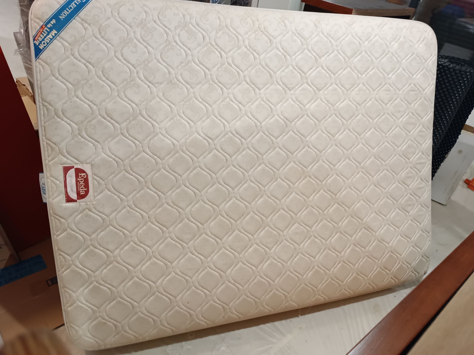Cama de casal + mesas de cabeceira