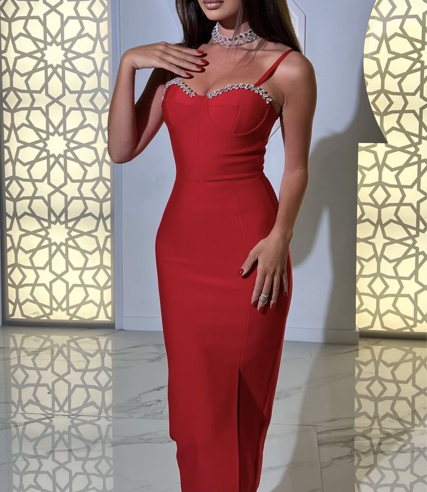 Платье бандажное красное миди с разрезом