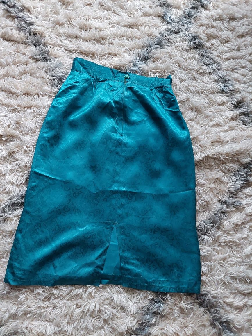 Prosta spódnica w morskim kolorze