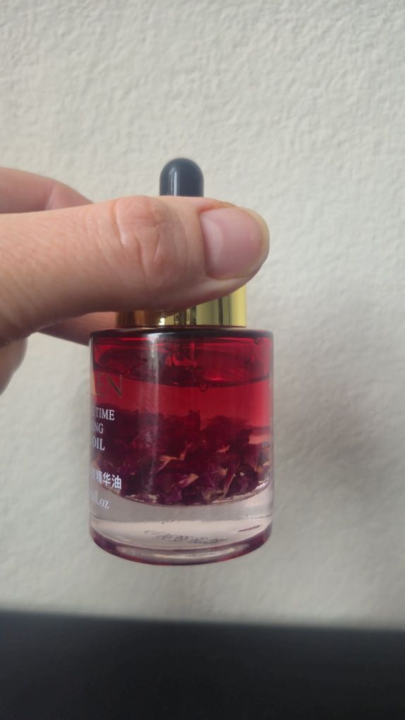 Koreańskie serum różane do twarzy z płatkami róży 30 ml