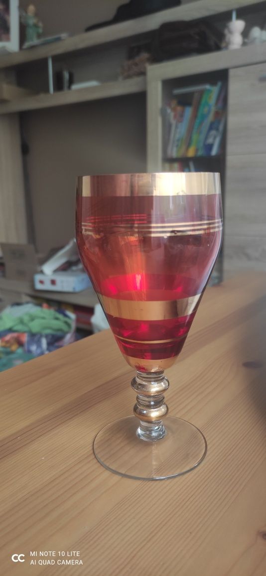 Lampki do wina PRL 6szt tanio szkło kolorowe czerwone ze złotem wyjątk