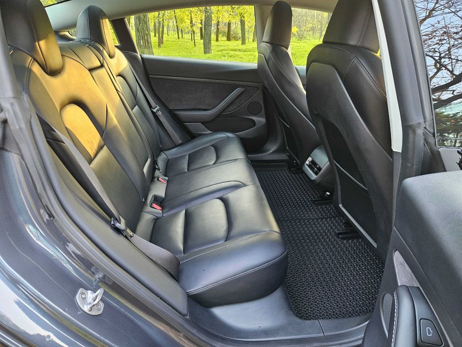 Продам Tesla Model 3  2023р. у відмінному стані