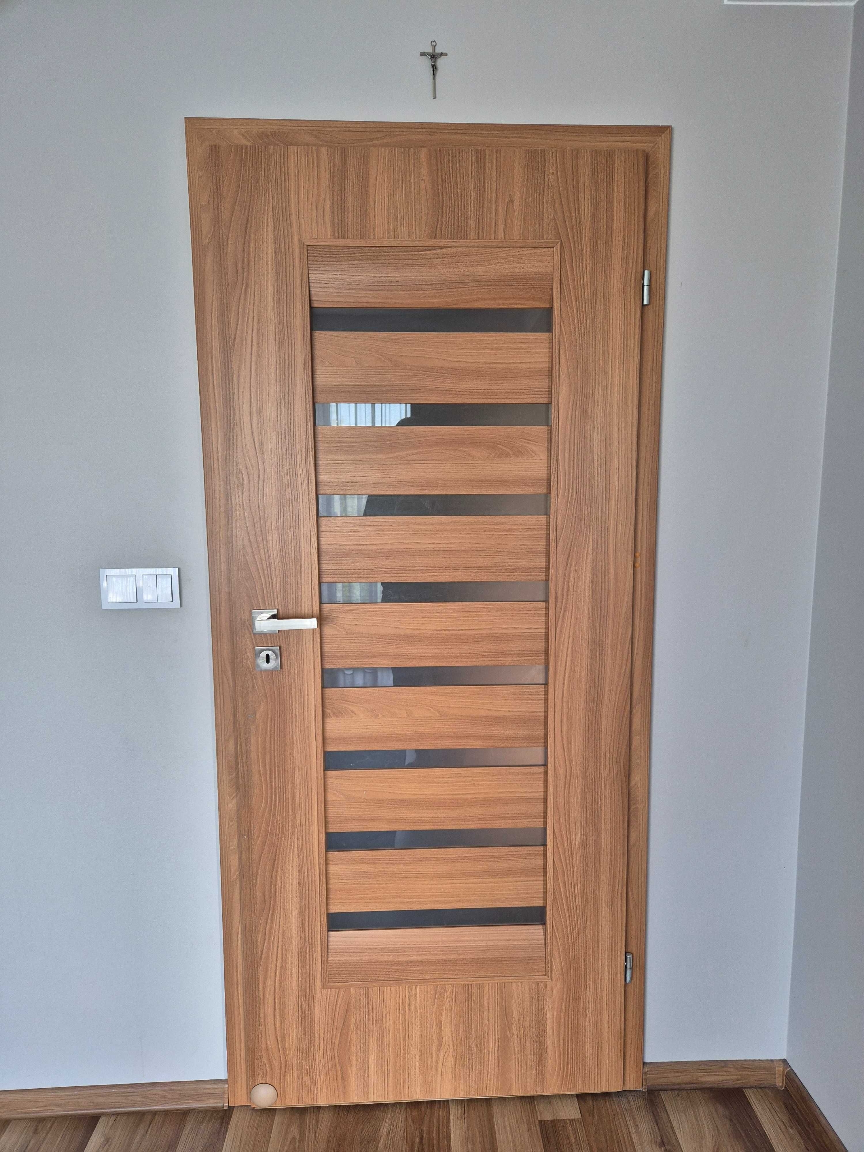 Drzwi 80 i 70 cm z ościeżnicami i klamkami prawe i lewe
