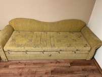 Sofa z funkcją spania i schowkiem na pościel