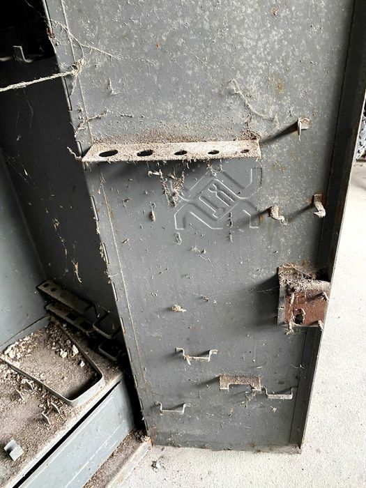 Metalowa szafa do warsztatu lub garażu na narzędzia