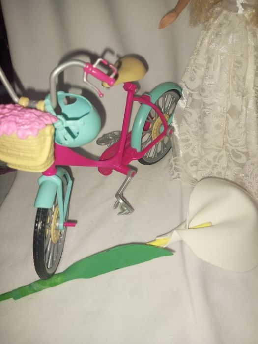 Кукла Барби Barbie открывает глаза с велосипедом