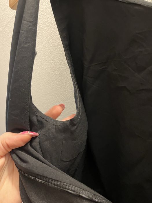 Czarna, elegancka sukienka z koronką i cekinami