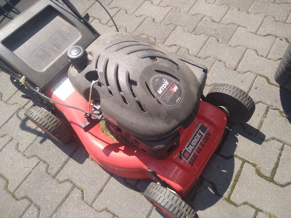 Kosiarka spalinowa z napędem gotowa do pracy