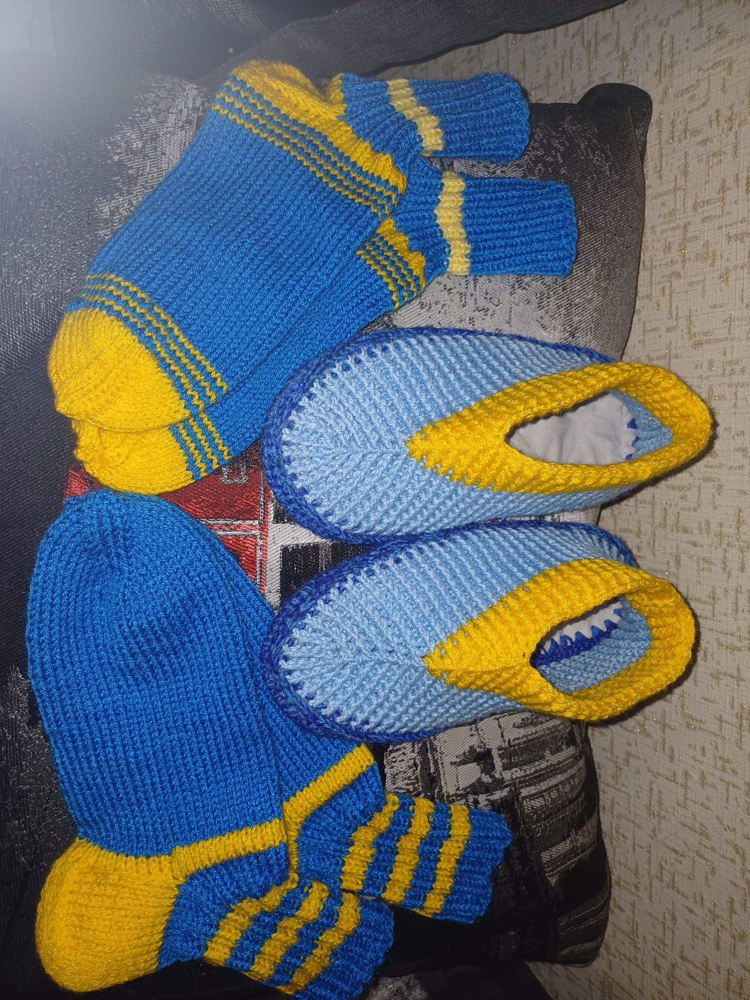Тапочки, шкарпетки ручної роботи.