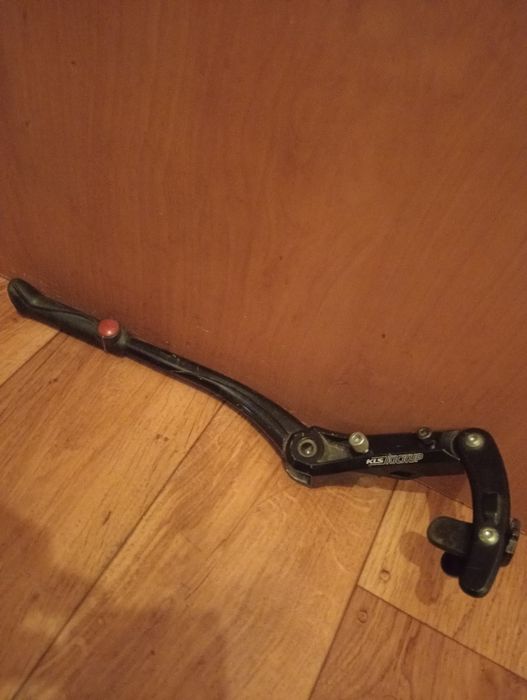 Nóżka do roweru mocowana przy kole