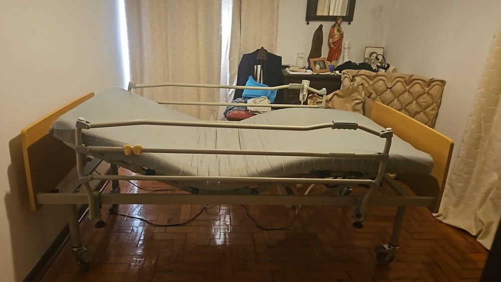Cama eléctrica articulada com grades laterais.