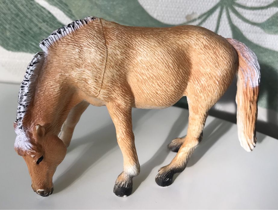 Фигурка лошади пластик