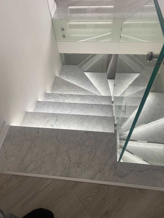 Лестница из камня (мрамор, гранит, керамогранит)