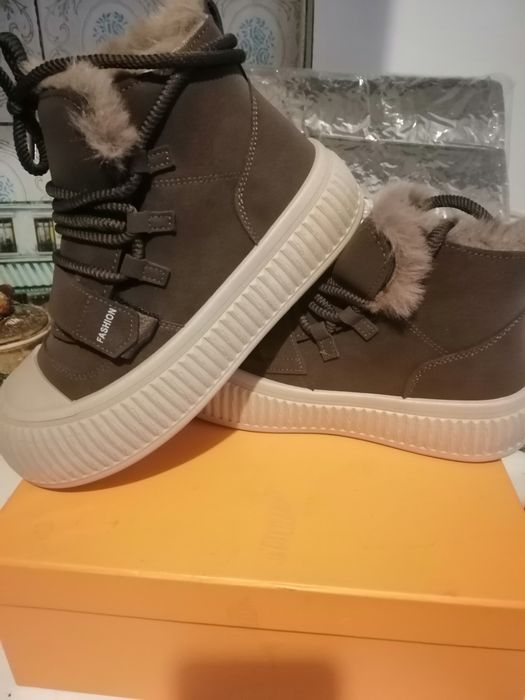 Продам женские зимние кеды,ботинки.