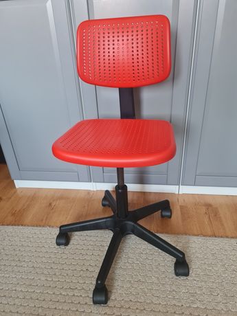 Czerwone krzesło obrotowe, regulowane IKEA ALRIK