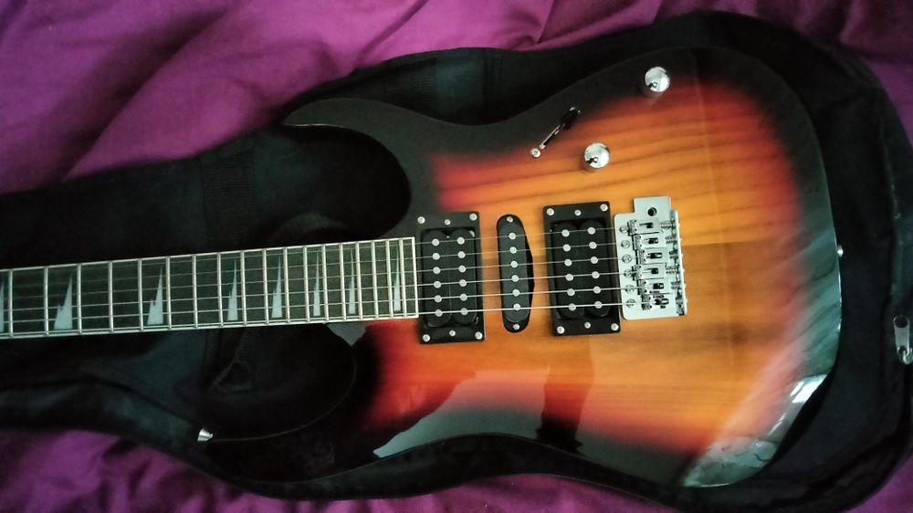 Электрогитара формы суперстрат