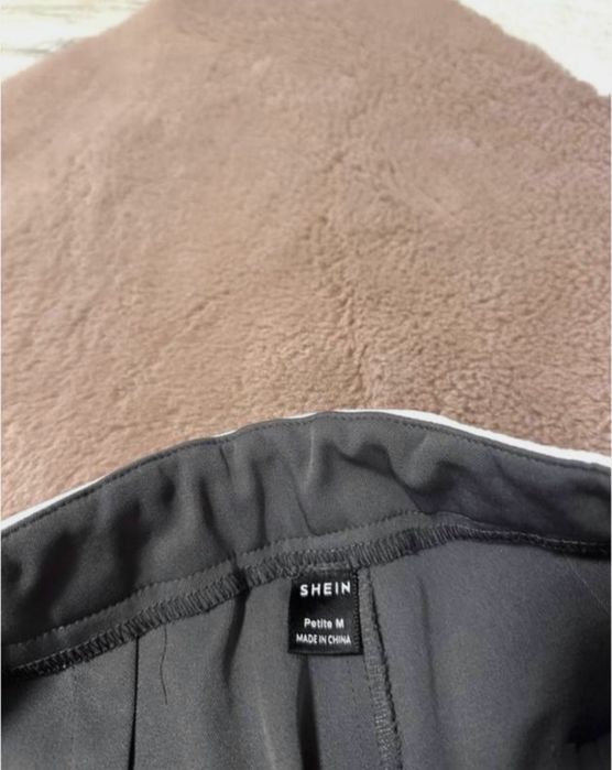 Класичні сірі брюки палаццо