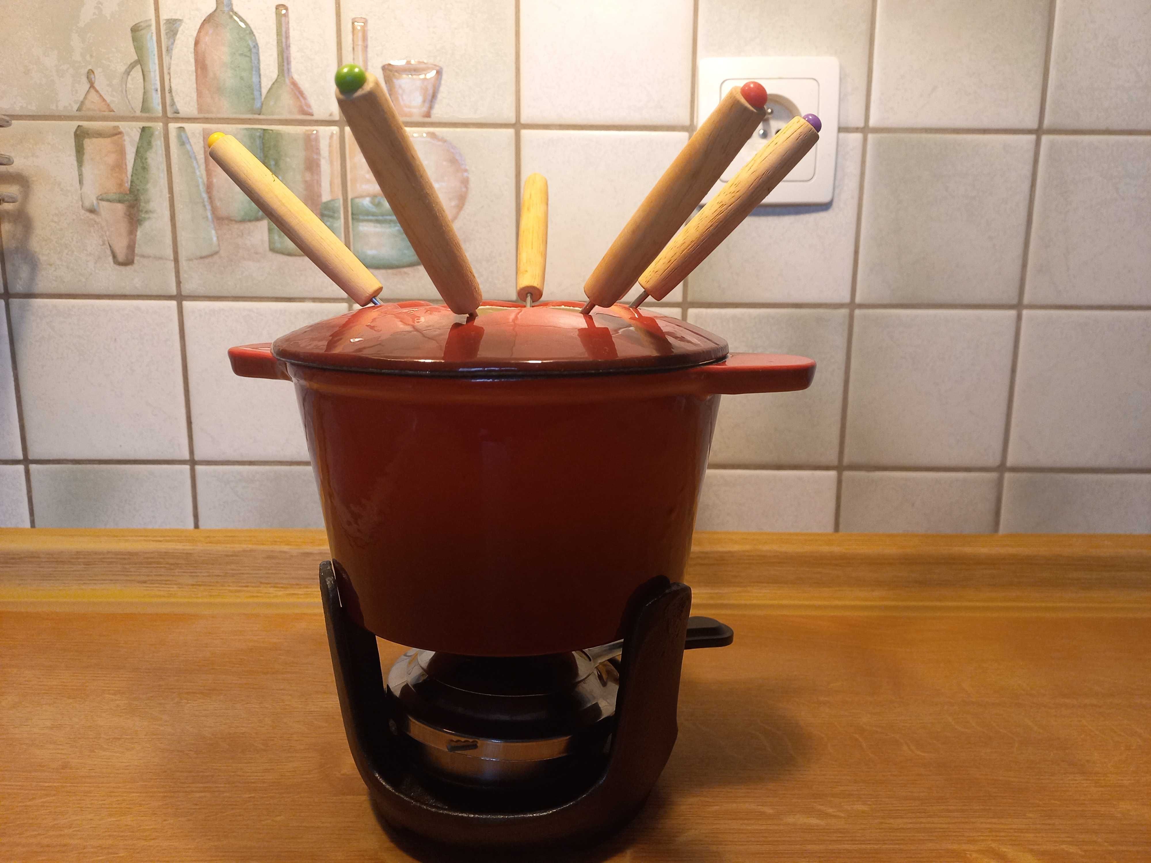 Fondue , naczynie żeliwne do pysznych potraw