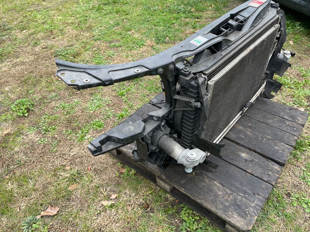 Audi A4 B6/3.0 Pas Przedni Chłodnice Wzmocnienie