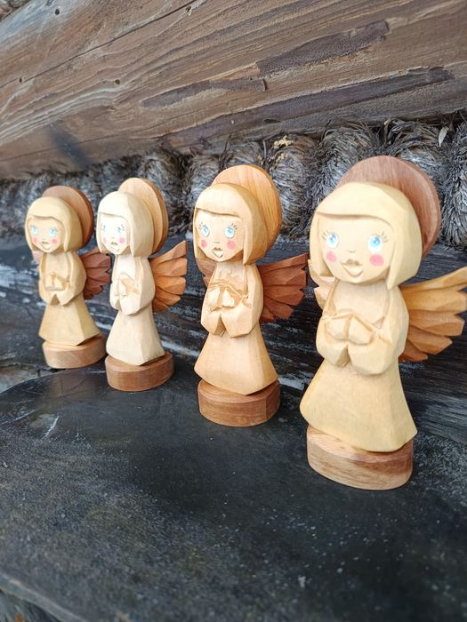 Aniołek z różnych gatunków drewna 13cm