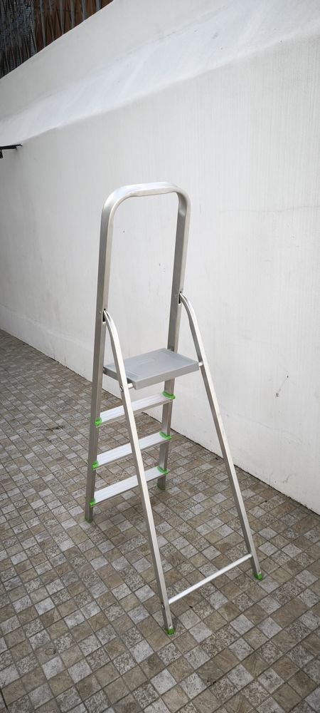 Escadote, material Aluminio