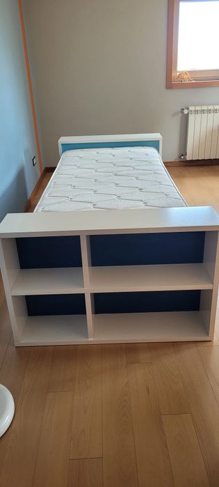 Cama com gavetões, colchão e cabide. Cores em tons de azul.