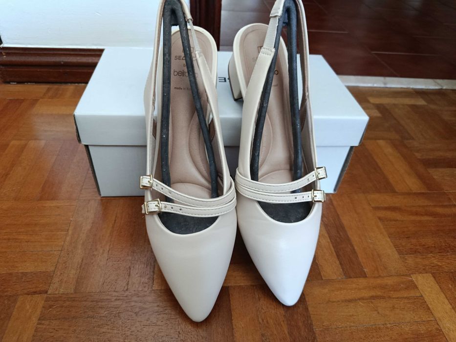 Sapatos Mary Jane bicudos abertos atrás