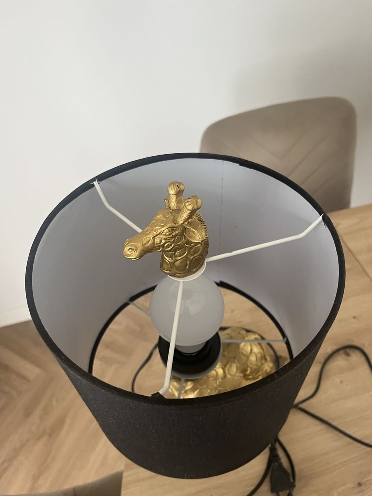 Nowoczesna lampa stołowa żyrafa stojąca czarno złota glamour lampka