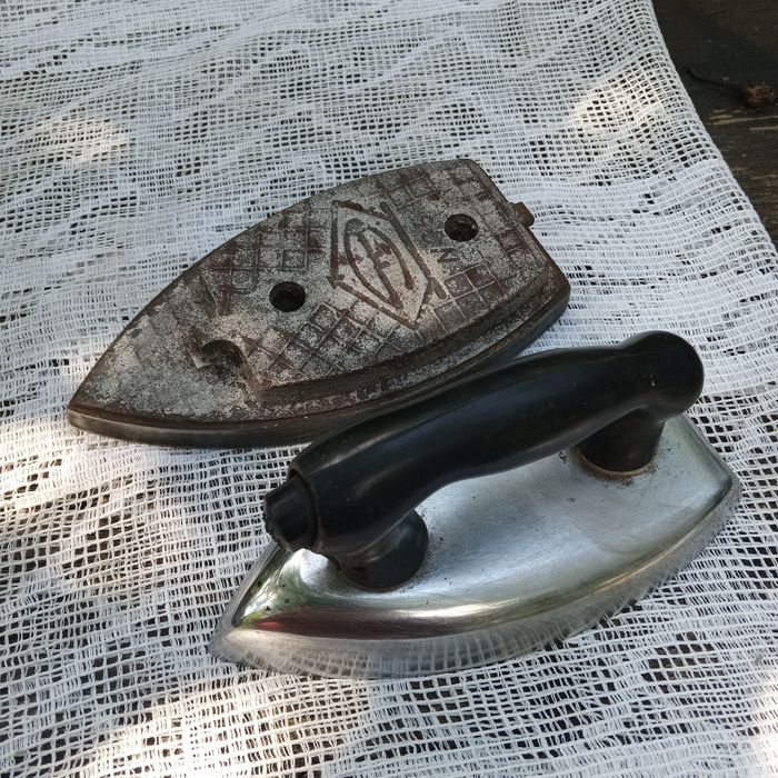 Утюг, праска металева (працює без електрики)