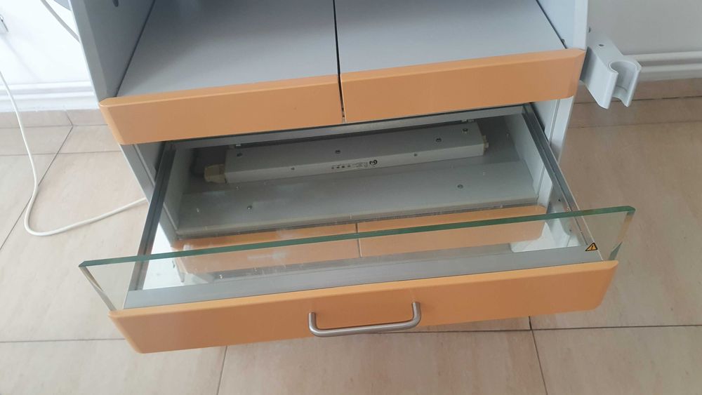 Unit szafka podologiczna kosmetyczna Gerlach Gehwol z lapmą UV żółta