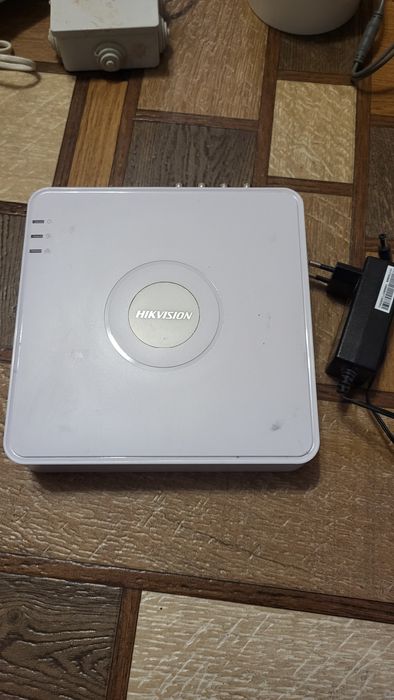 Продам 4х канальний відеореєстратор Hikvision DS-7104HQHI-F1/n