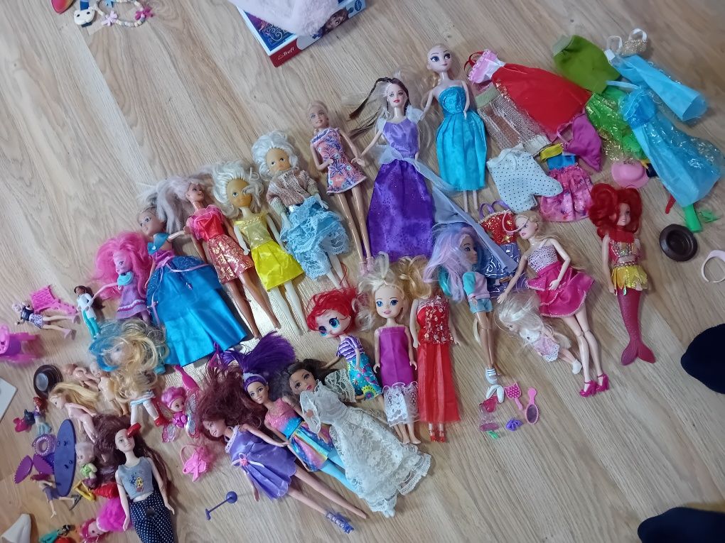 Lalki Barbie i różne
