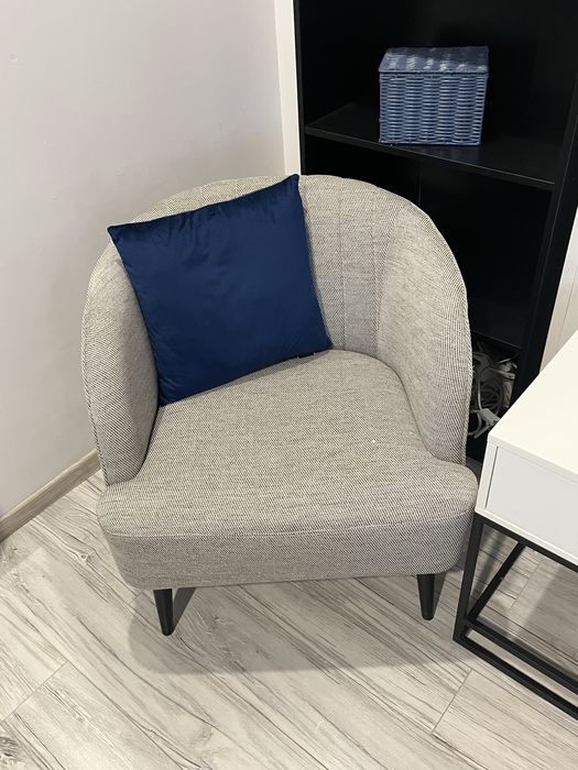 Fotel na czarnych nóżkach. Ikea