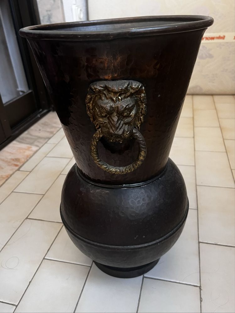 Vaso de cobre com detalhe